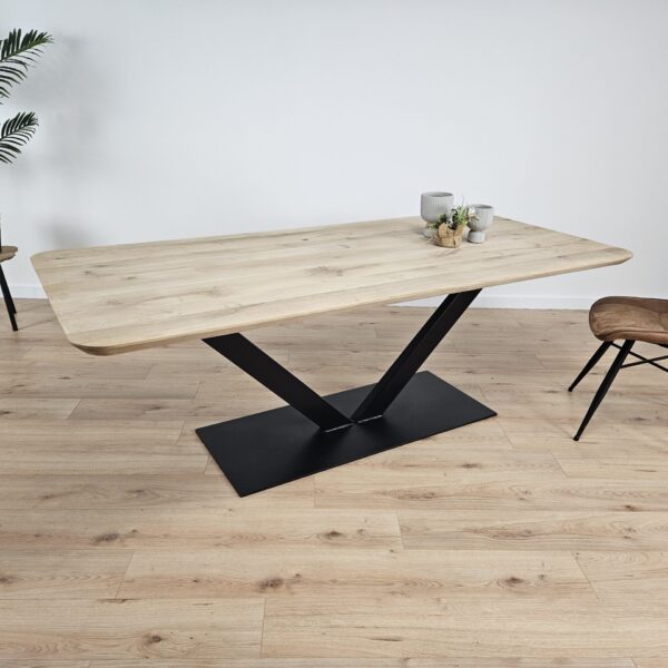 Eiken tafel met afgeronde hoeken met V-Poot
