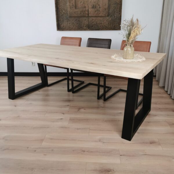 Eiken boomstam tafel met Trapezium poten